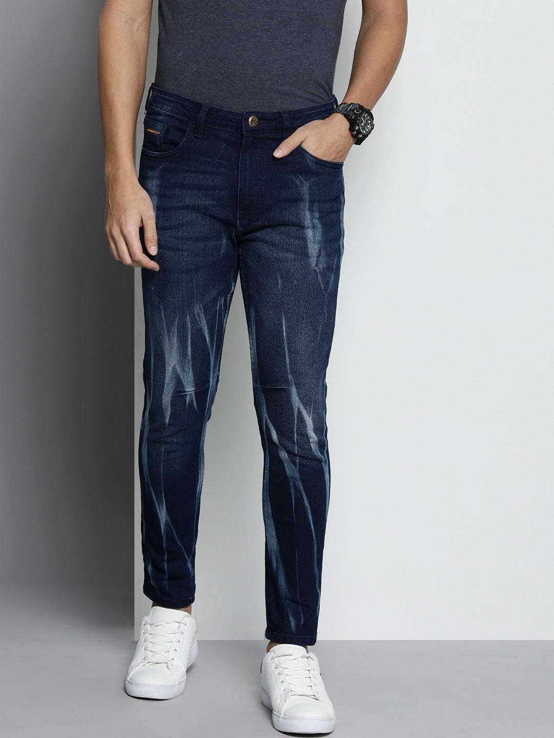 Shop Men Carrot Fit Jeans Online.