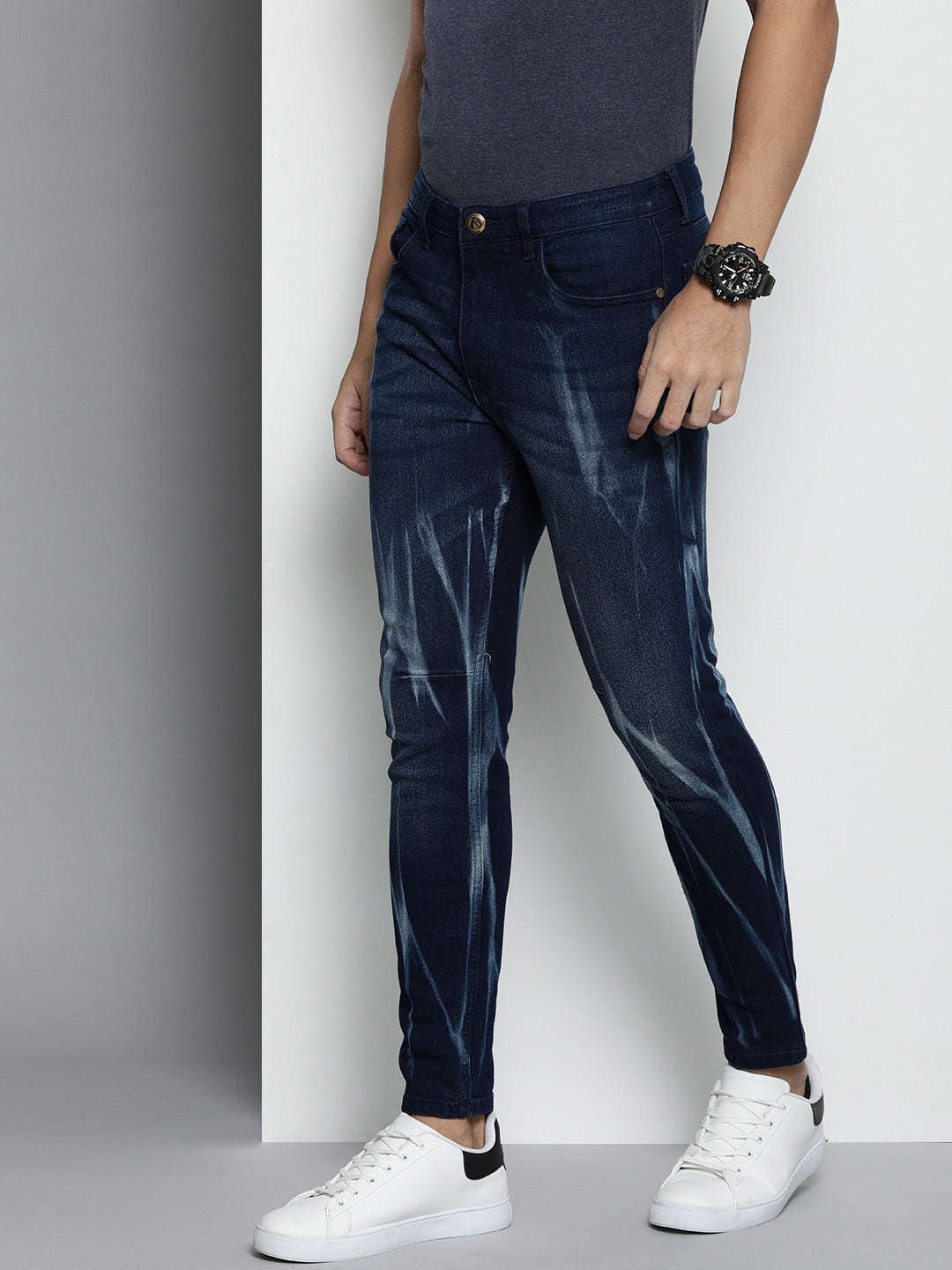 Shop Men Carrot Fit Jeans Online.