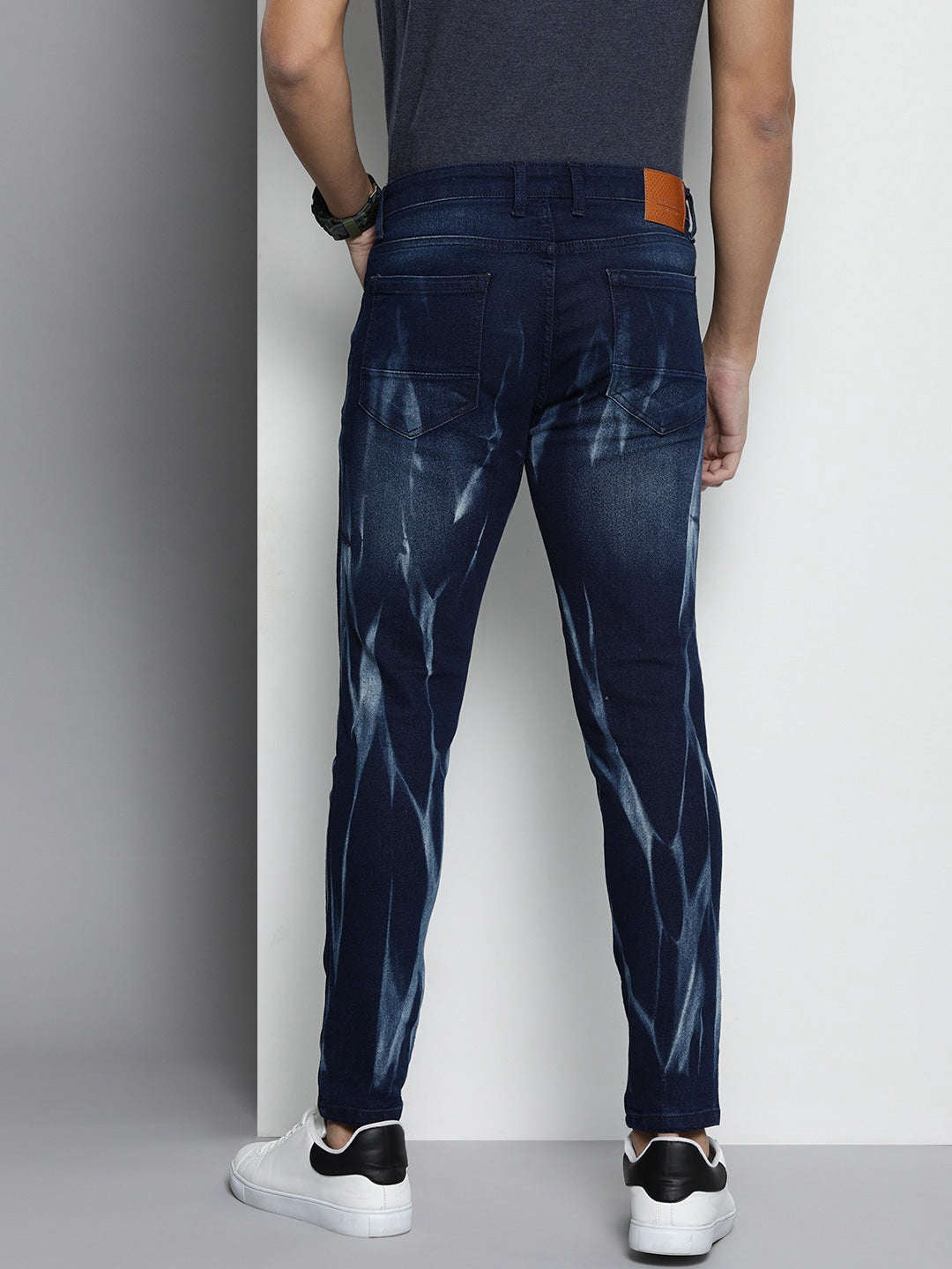 Shop Men Carrot Fit Jeans Online.