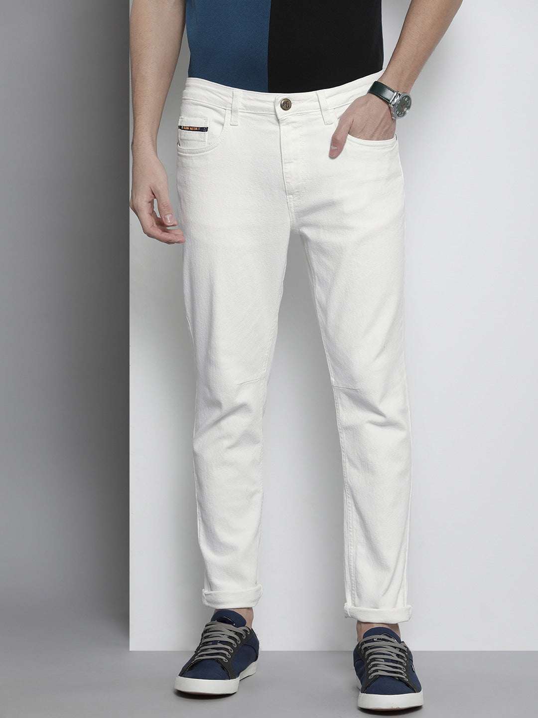 Shop Men Carrot Fit Jeans Online.