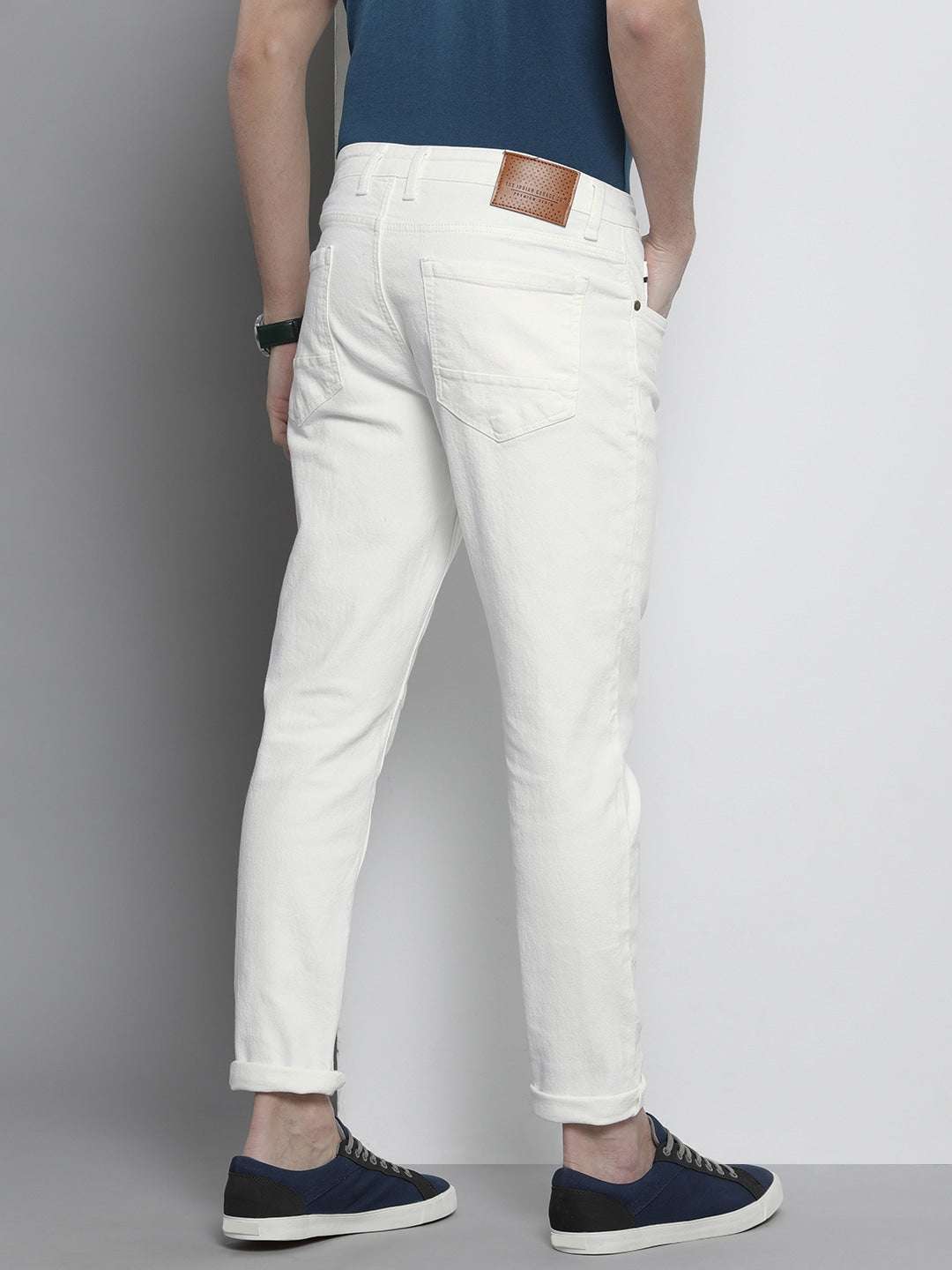 Shop Men Carrot Fit Jeans Online.