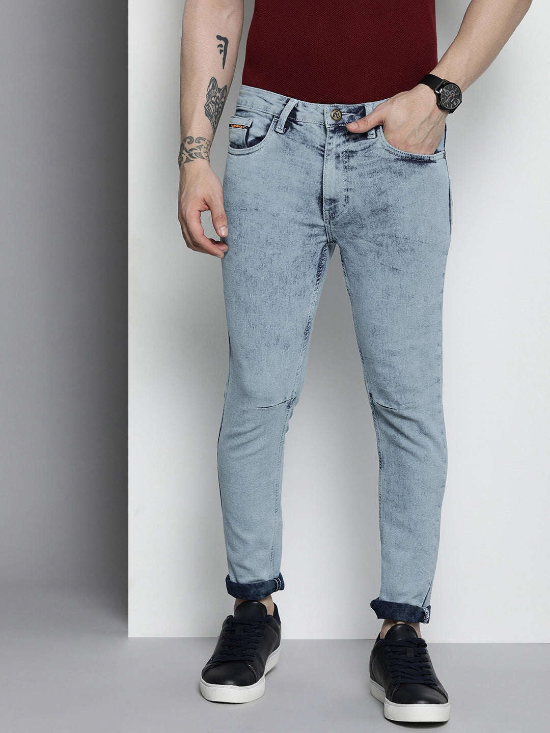 Shop Men Carrot Fit Jeans Online.