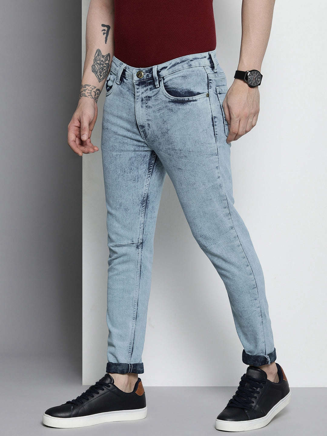 Shop Men Carrot Fit Jeans Online.