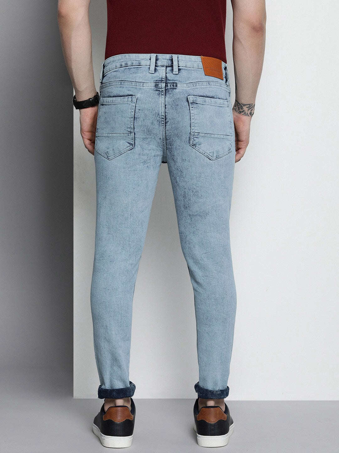 Shop Men Carrot Fit Jeans Online.