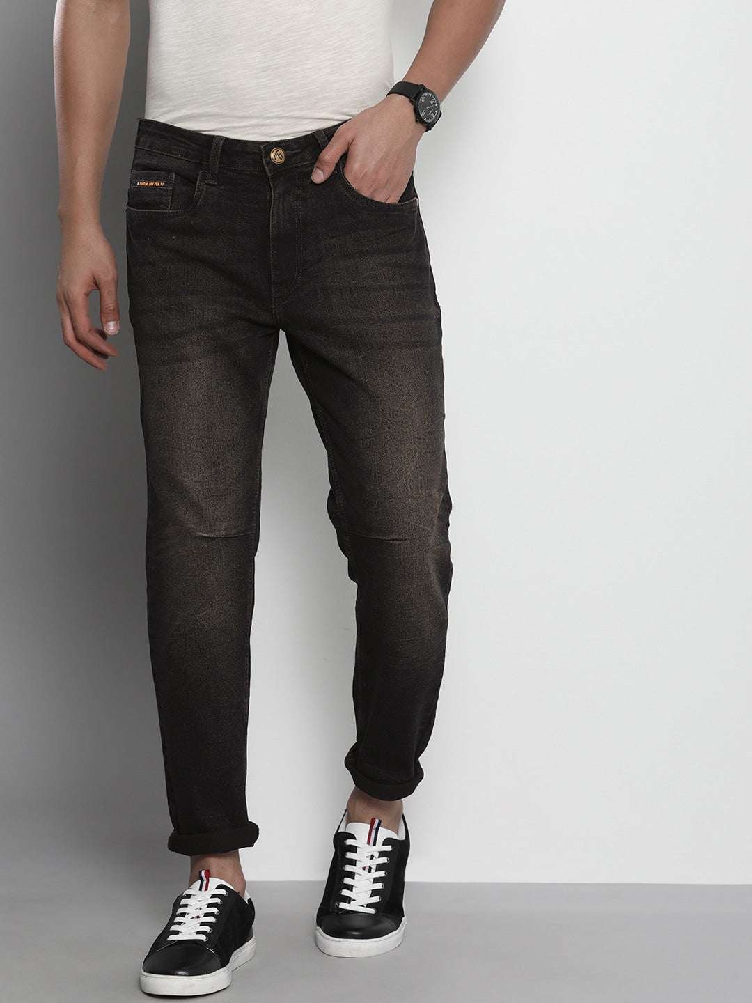 Shop Men Carrot Fit Jeans Online.