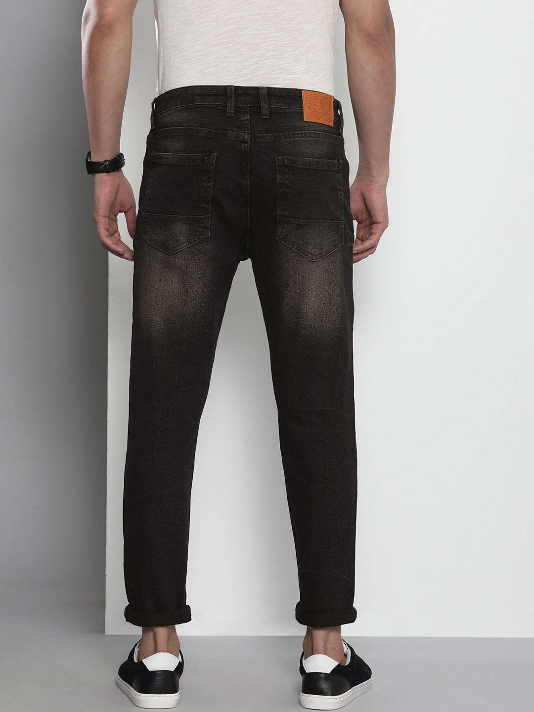 Shop Men Carrot Fit Jeans Online.