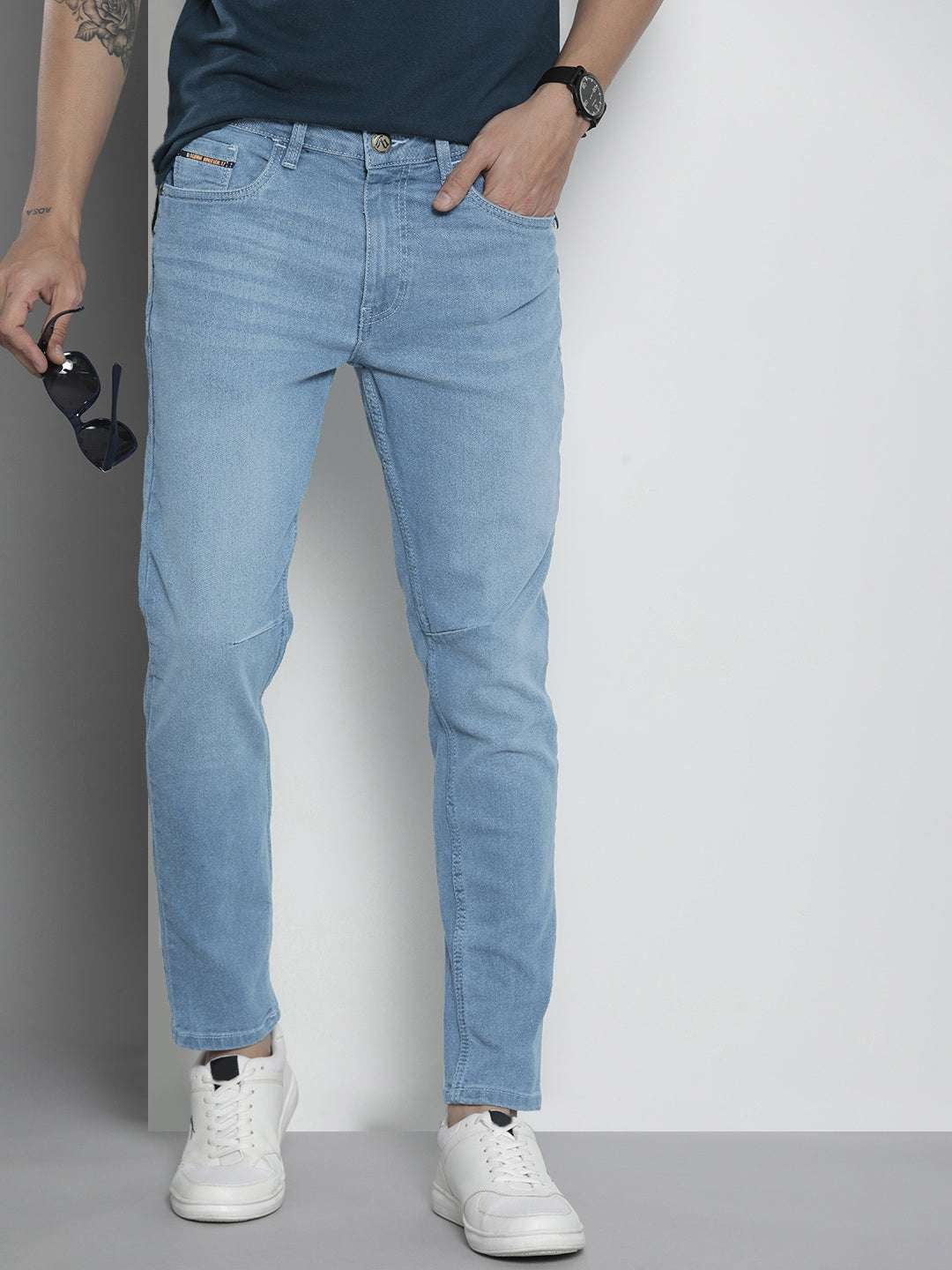 Shop Men Carrot Fit Jeans Online.