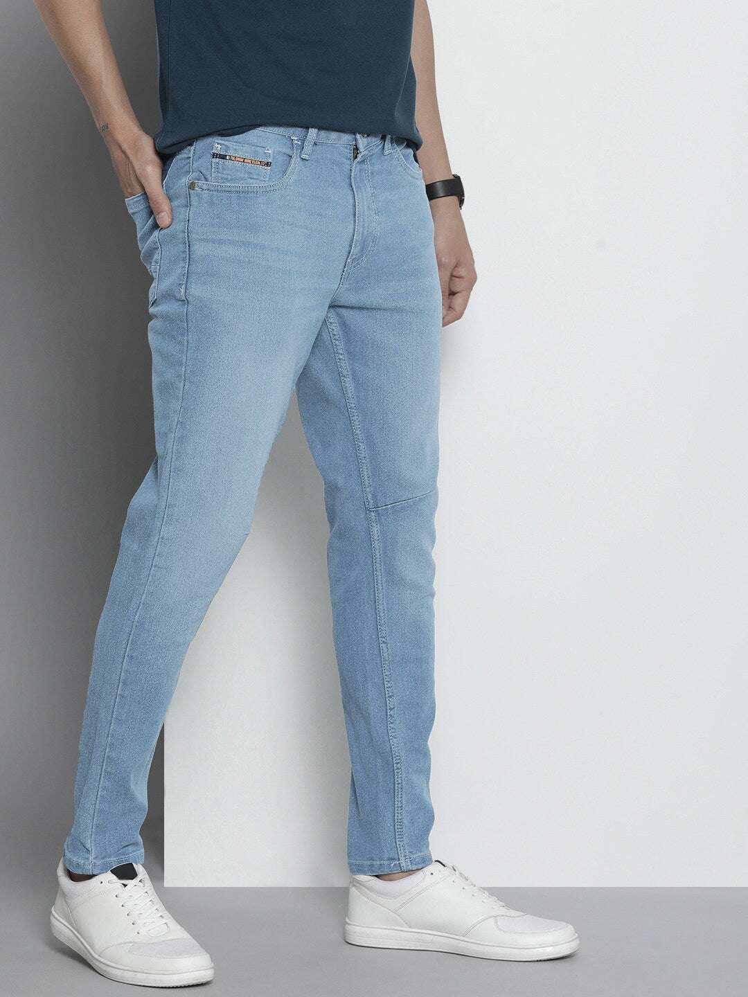 Shop Men Carrot Fit Jeans Online.