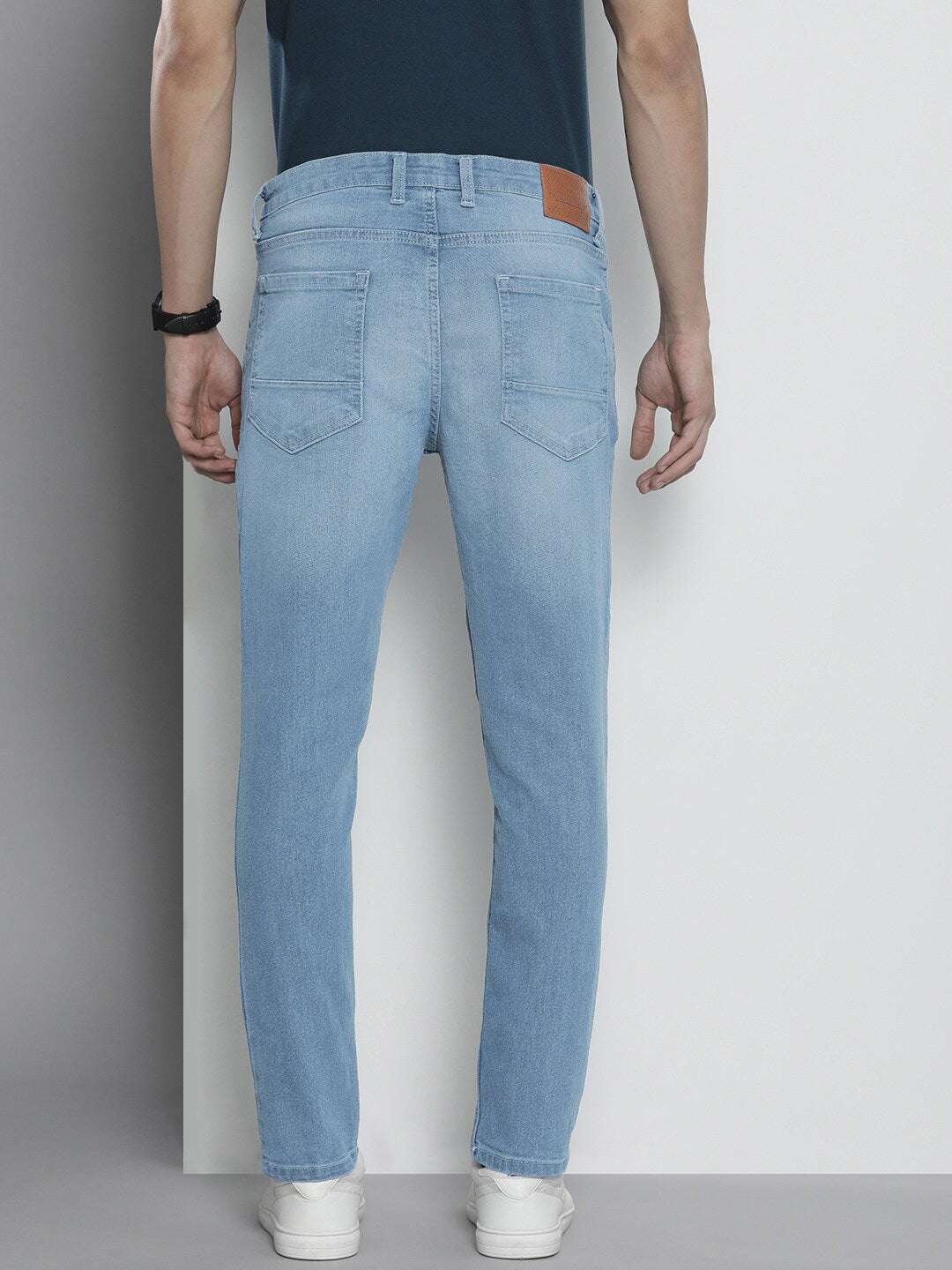 Shop Men Carrot Fit Jeans Online.