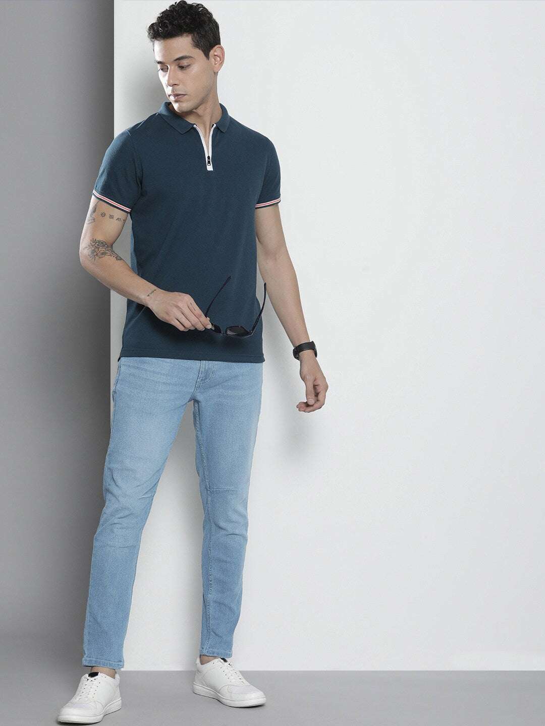 Shop Men Carrot Fit Jeans Online.