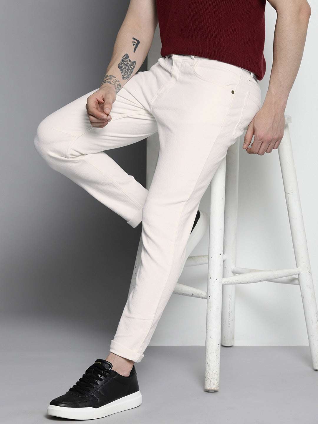 Shop Men Carrot Fit Jeans Online.