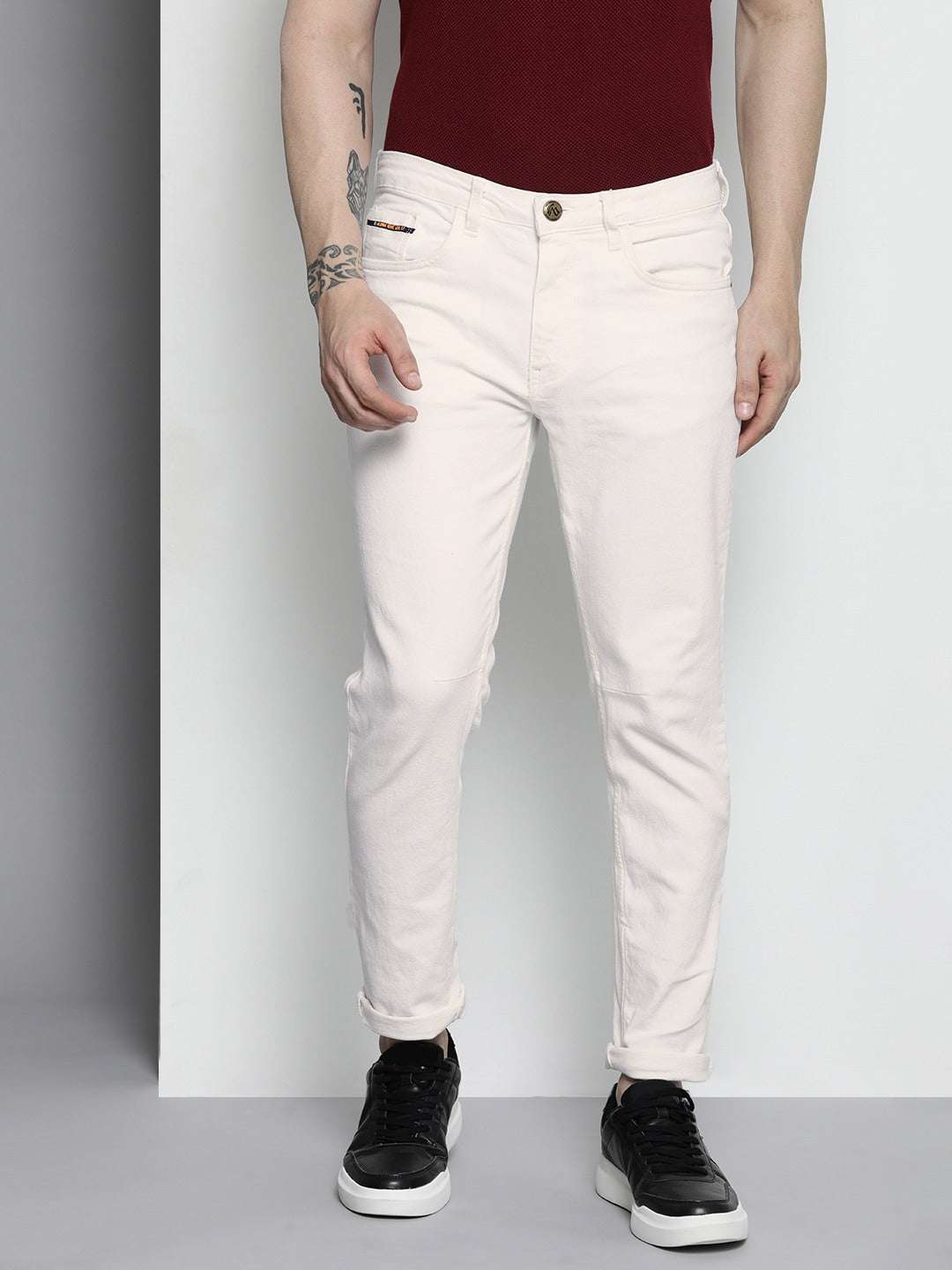 Shop Men Carrot Fit Jeans Online.