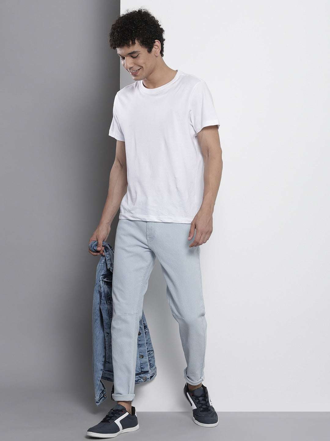 Shop Men Distress Carrot Fit Jeans Online.