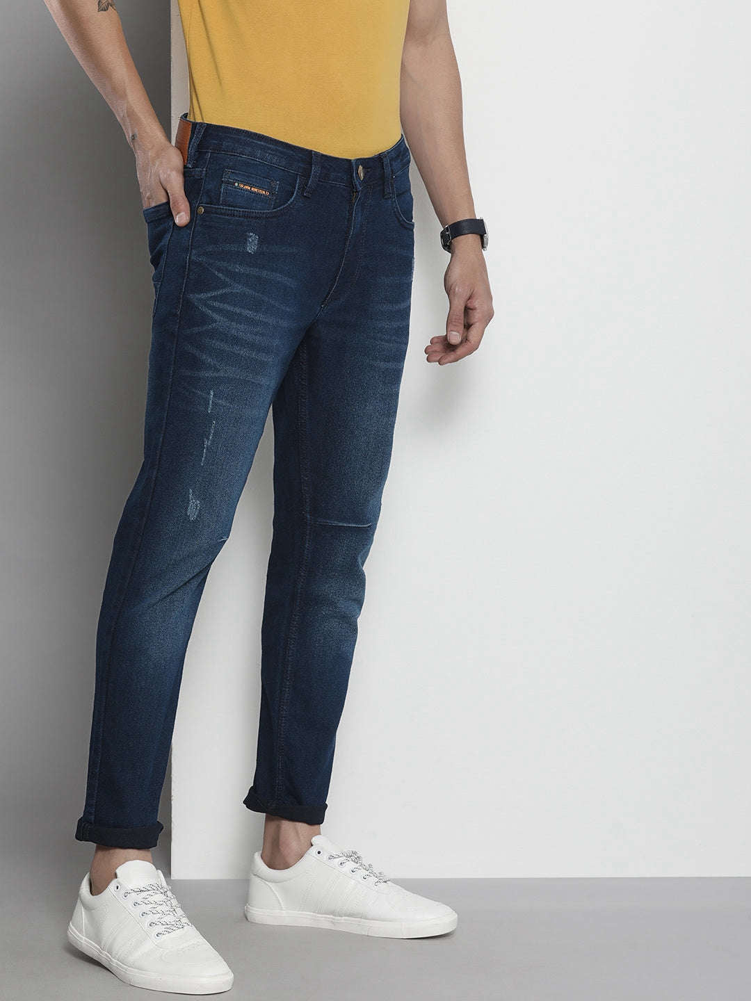 Shop Men Carrot Fit Jeans Online.