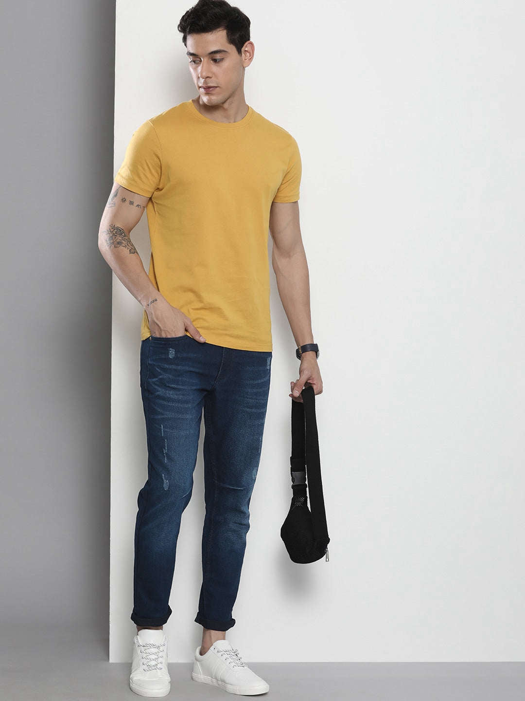 Shop Men Carrot Fit Jeans Online.