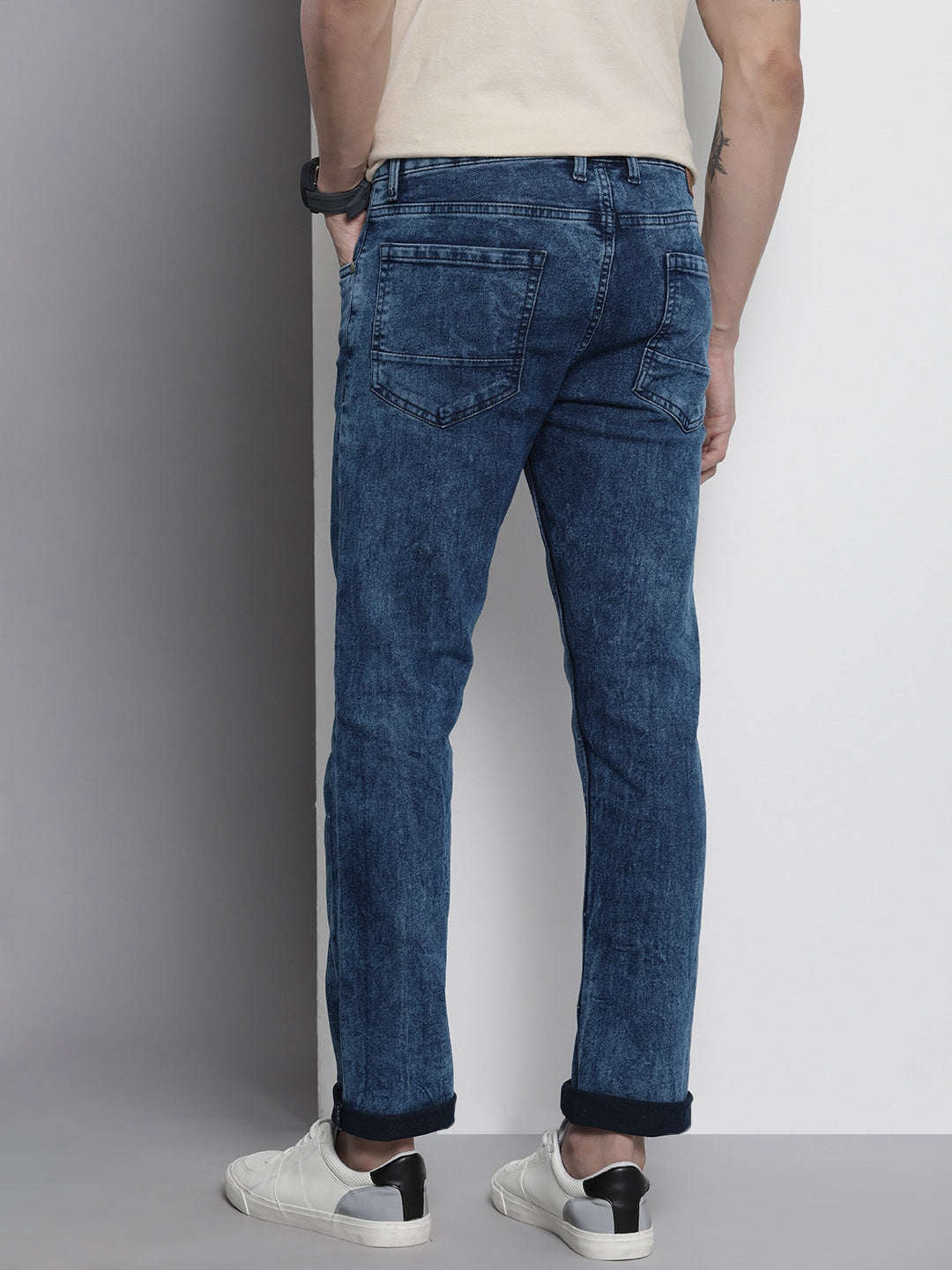 Shop Men Straight Fit Jeans Online.