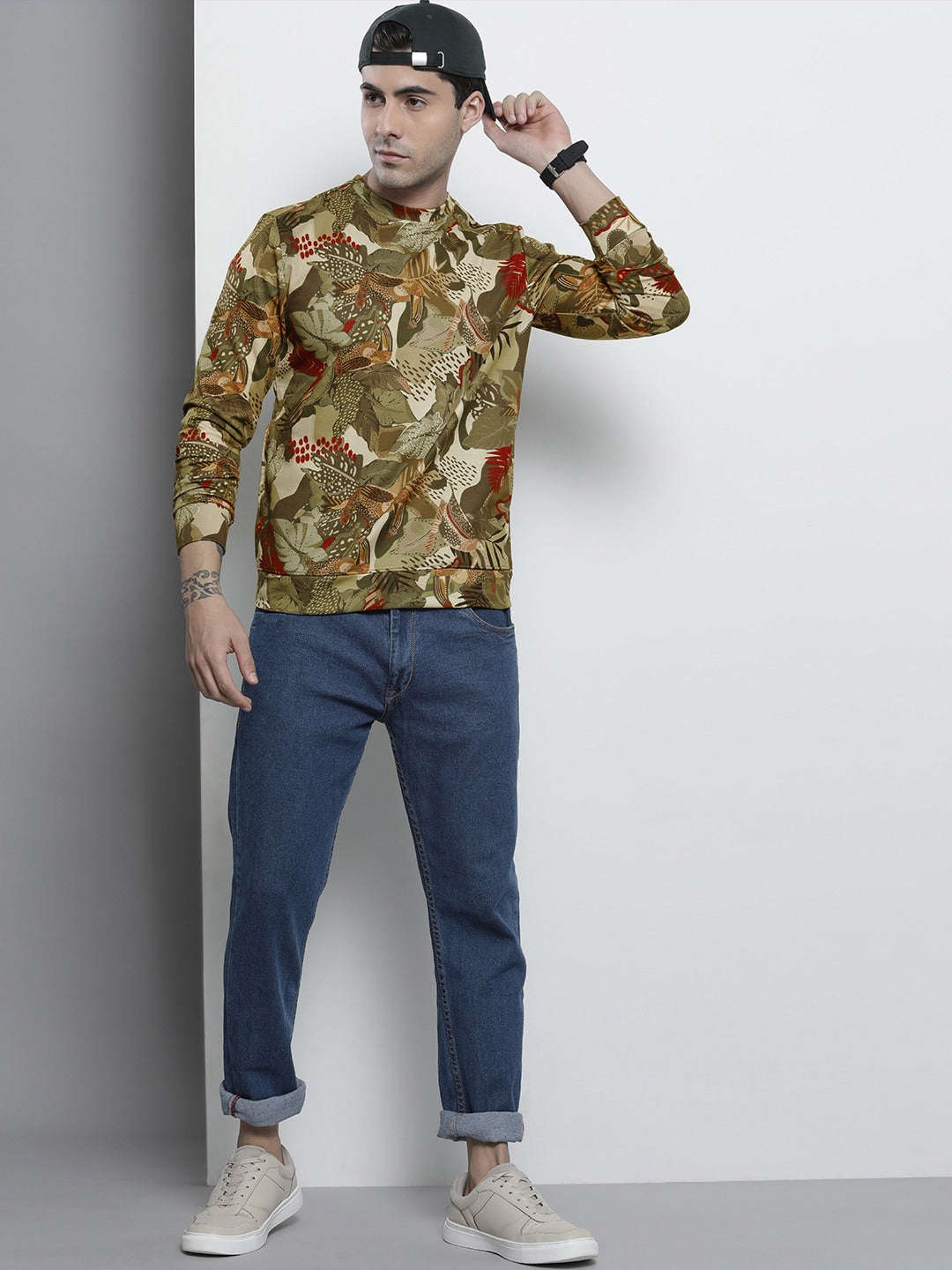 Shop Men's Printed Regular Fit Sweatshirt Online.