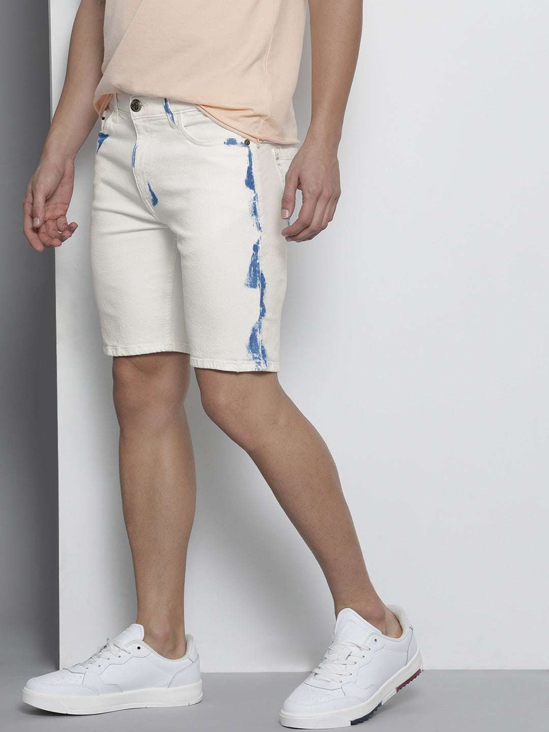 Shop The Indian Garage Co Men Off White & Blue Abstract Printed Detail Slim Fit Denim Shorts Online.