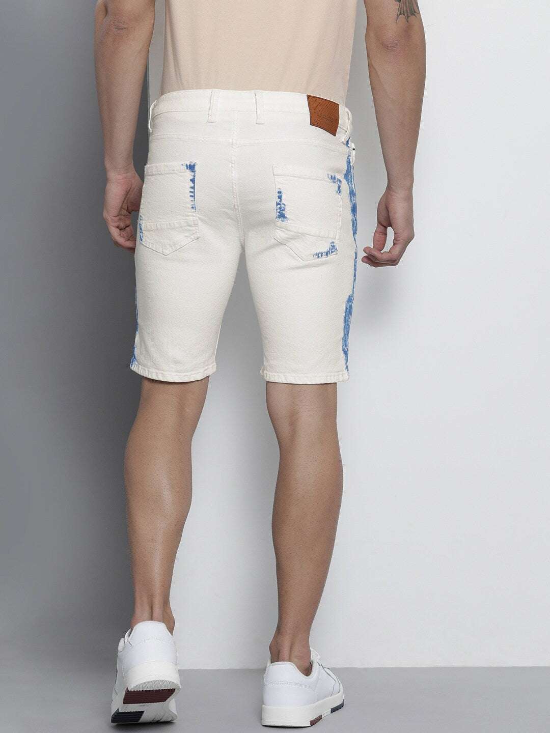 Shop The Indian Garage Co Men Off White & Blue Abstract Printed Detail Slim Fit Denim Shorts Online.