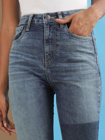 Shop Women Streetstyle Straight Fit Jeans Online.