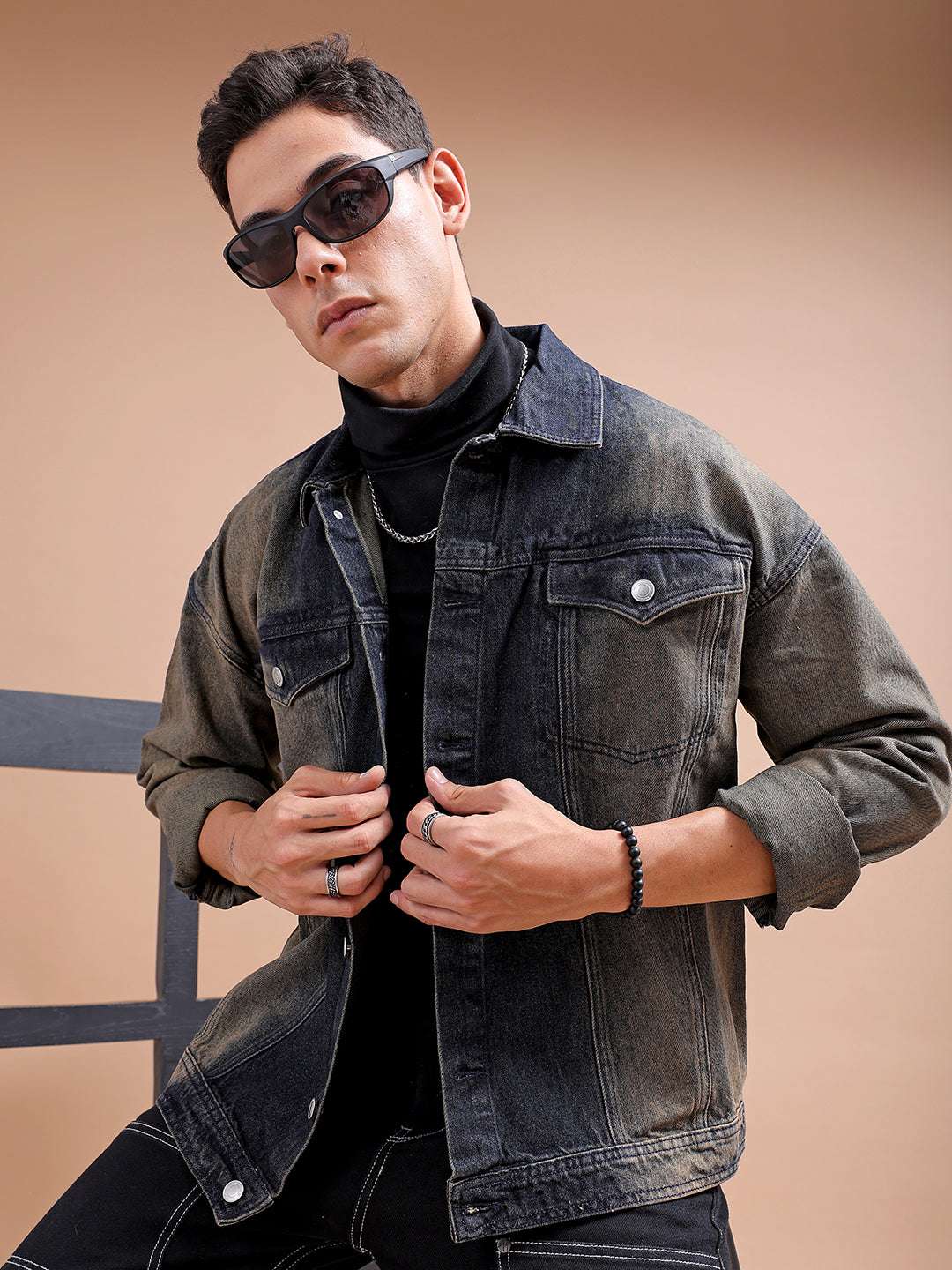 Shop Men Solid Relaxed Fit Denim Trucker Jacket Online.