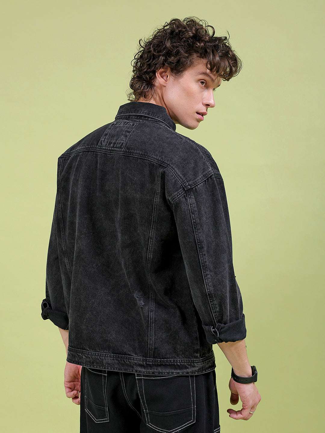 Shop Men Solid Relaxed Fit Denim Trucker Jacket Online.