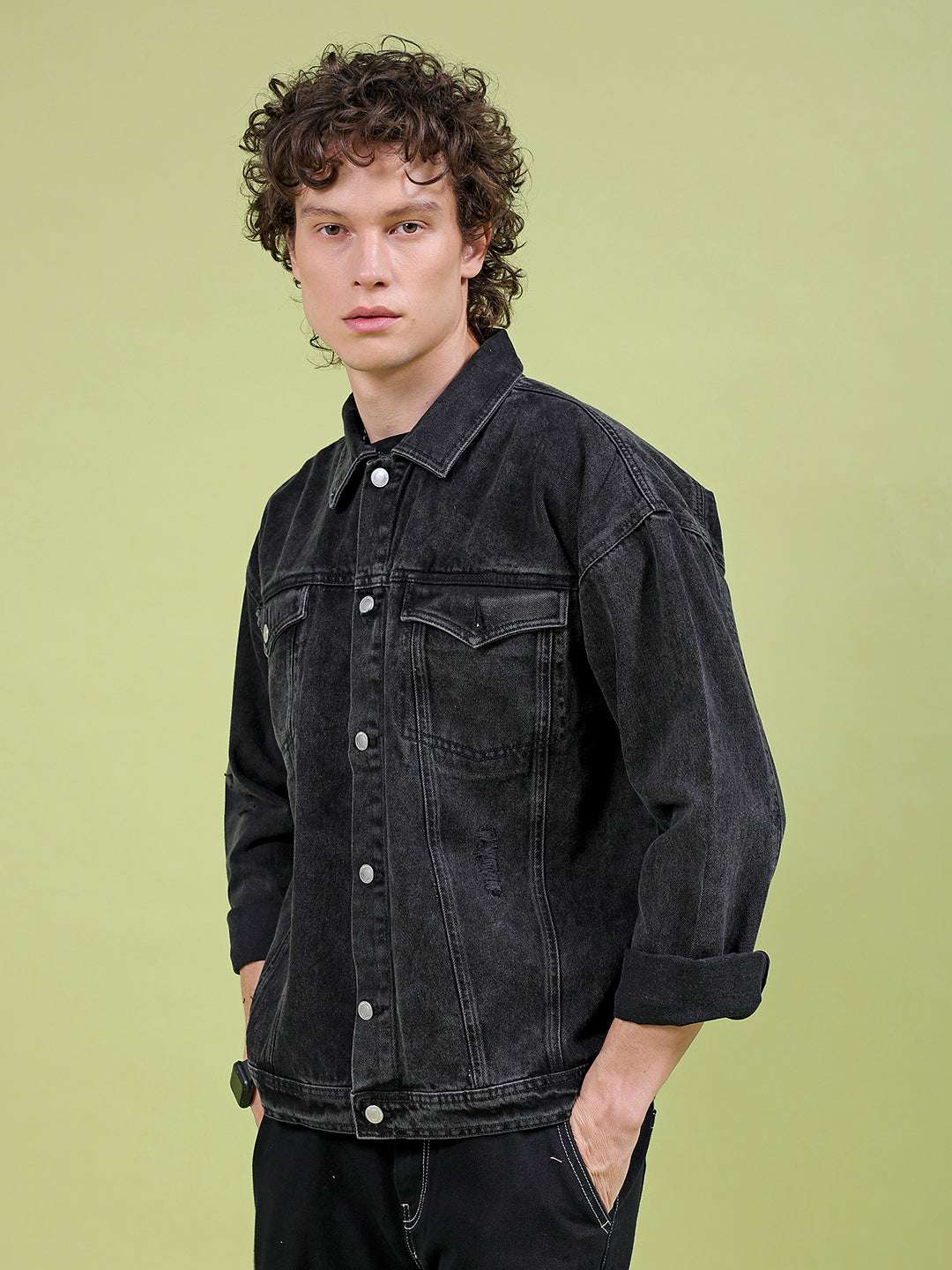 Shop Men Solid Relaxed Fit Denim Trucker Jacket Online.