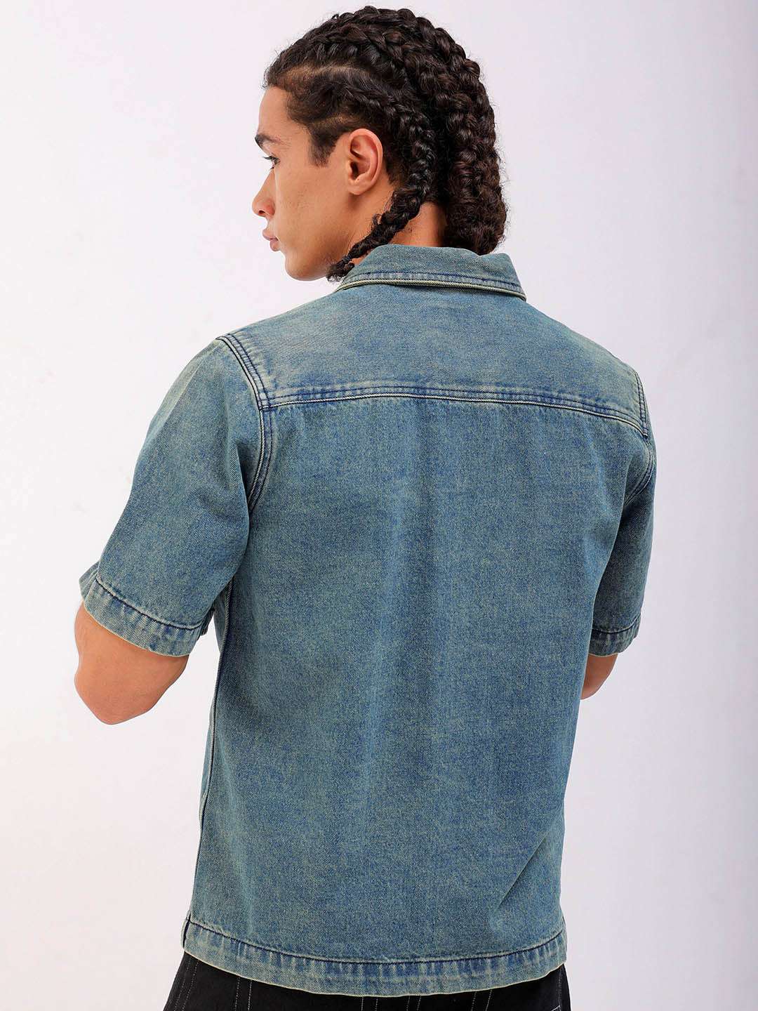 Shop Men Solid Relaxed Fit Denim Trucker Jacket Online.