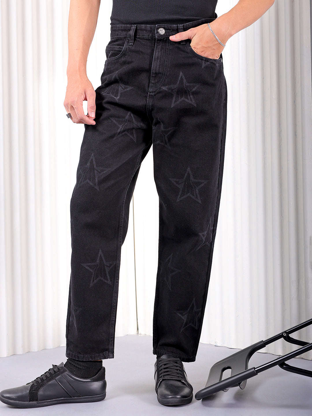 Shop Men Printed G367 Loose Tapered Jeans Online.