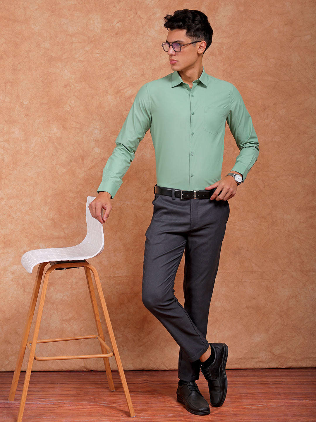 Shop Men Solid Slim Fit Formal Shirt Online.