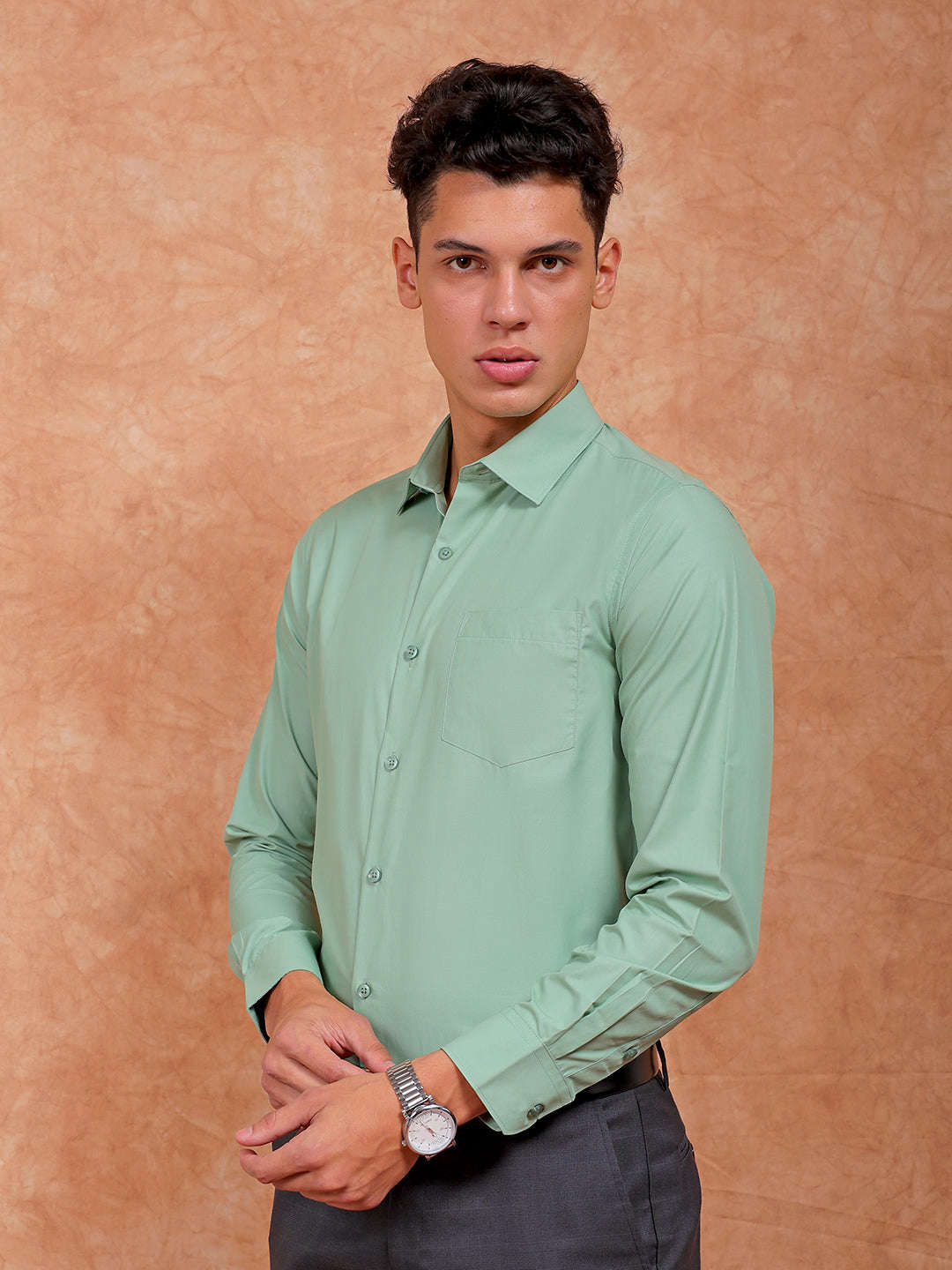 Shop Men Solid Slim Fit Formal Shirt Online.