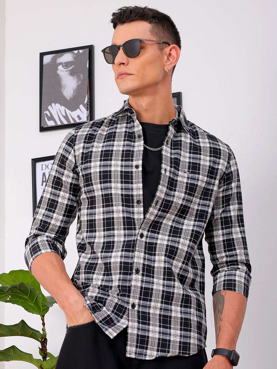 Shop Men's Black Slim Fit Checked Casual Shirt Online.