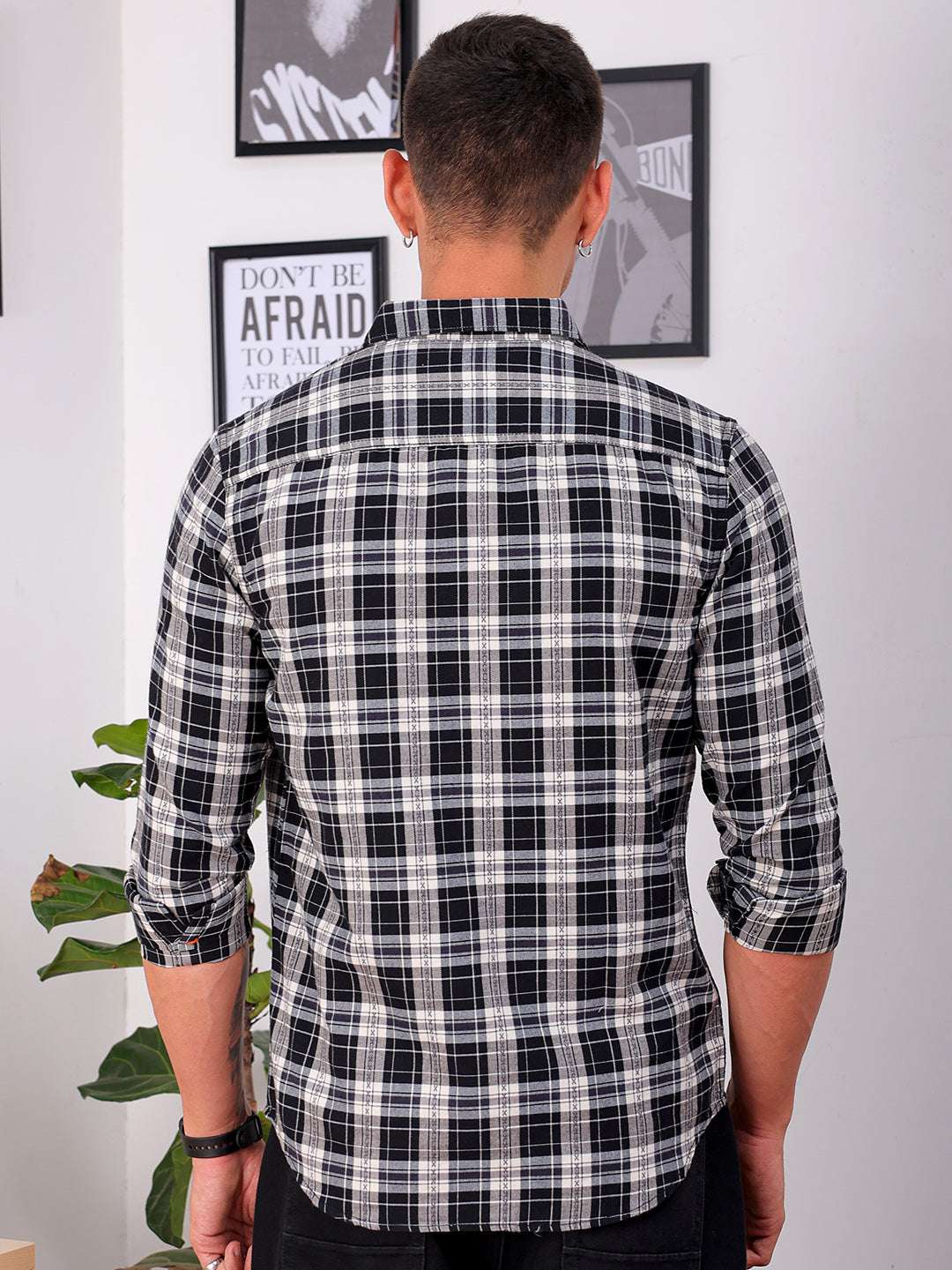 Shop Men's Black Slim Fit Checked Casual Shirt Online.