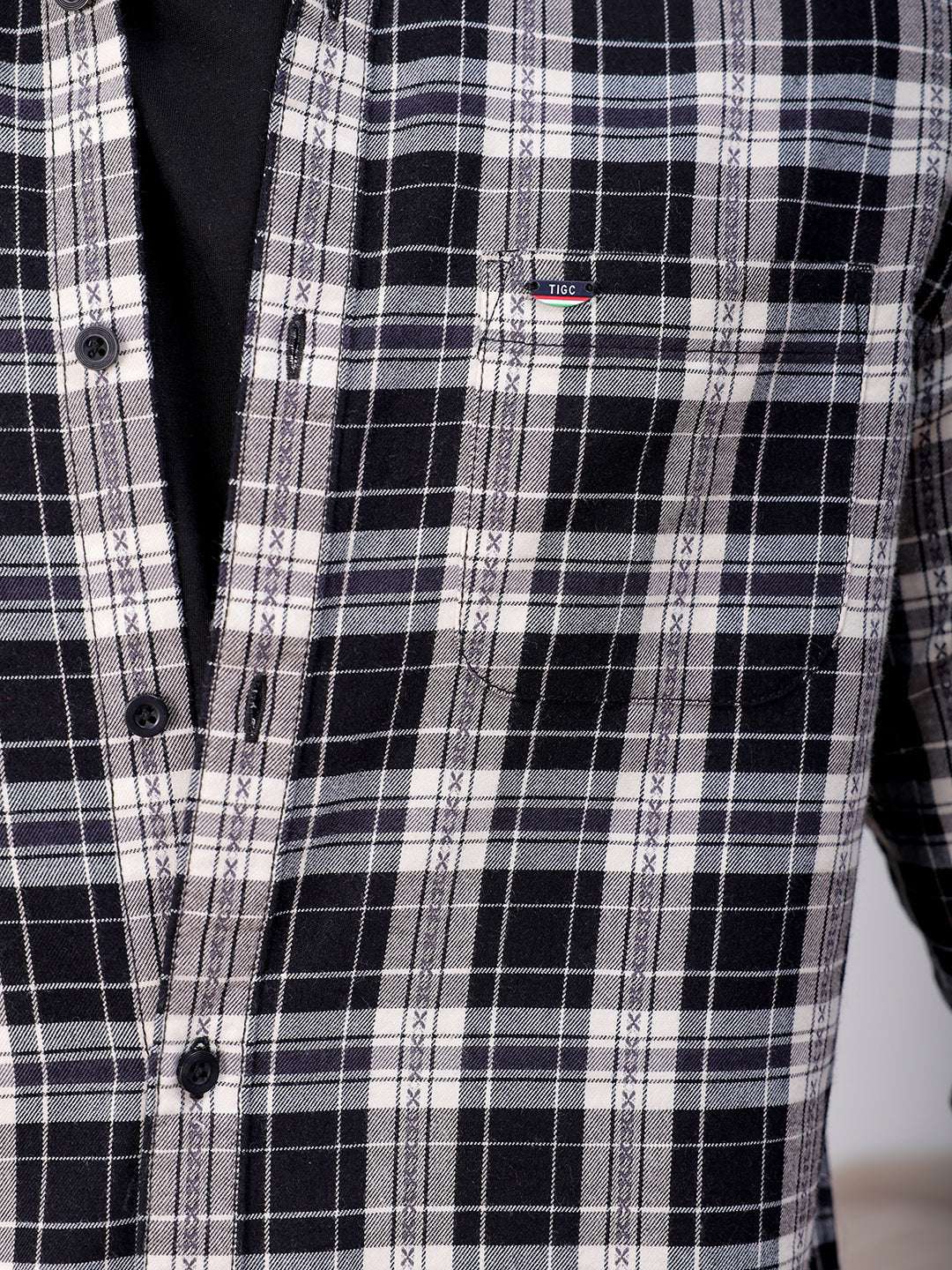 Shop Men's Black Slim Fit Checked Casual Shirt Online.