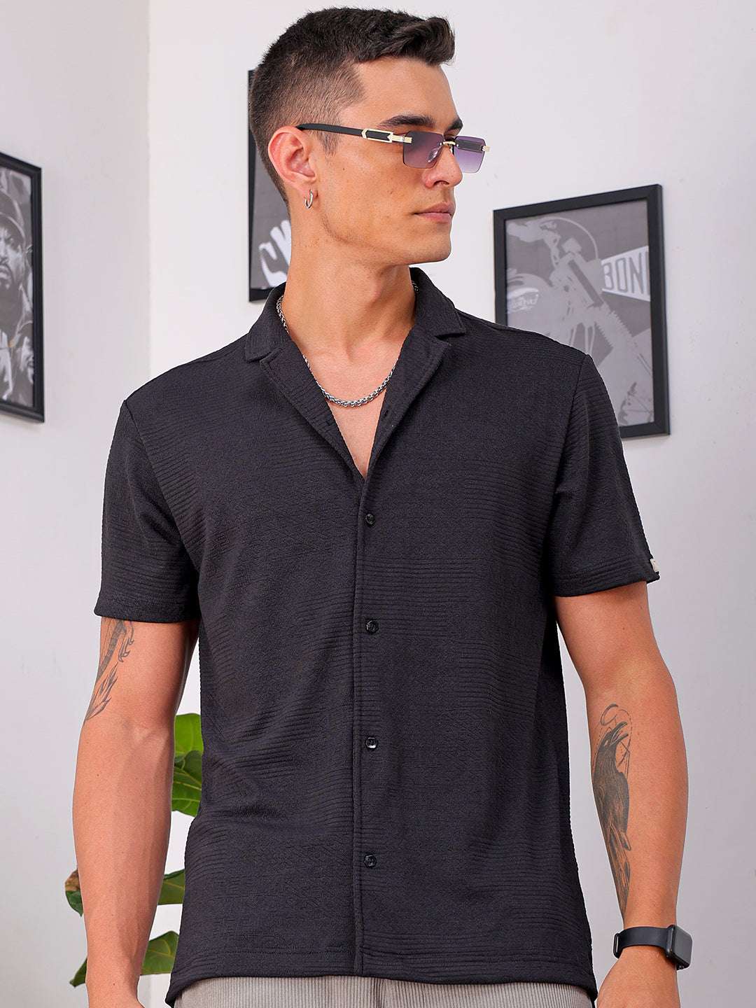 Shop Men's Black Slim Fit Solid Resortwear Shirt Online.