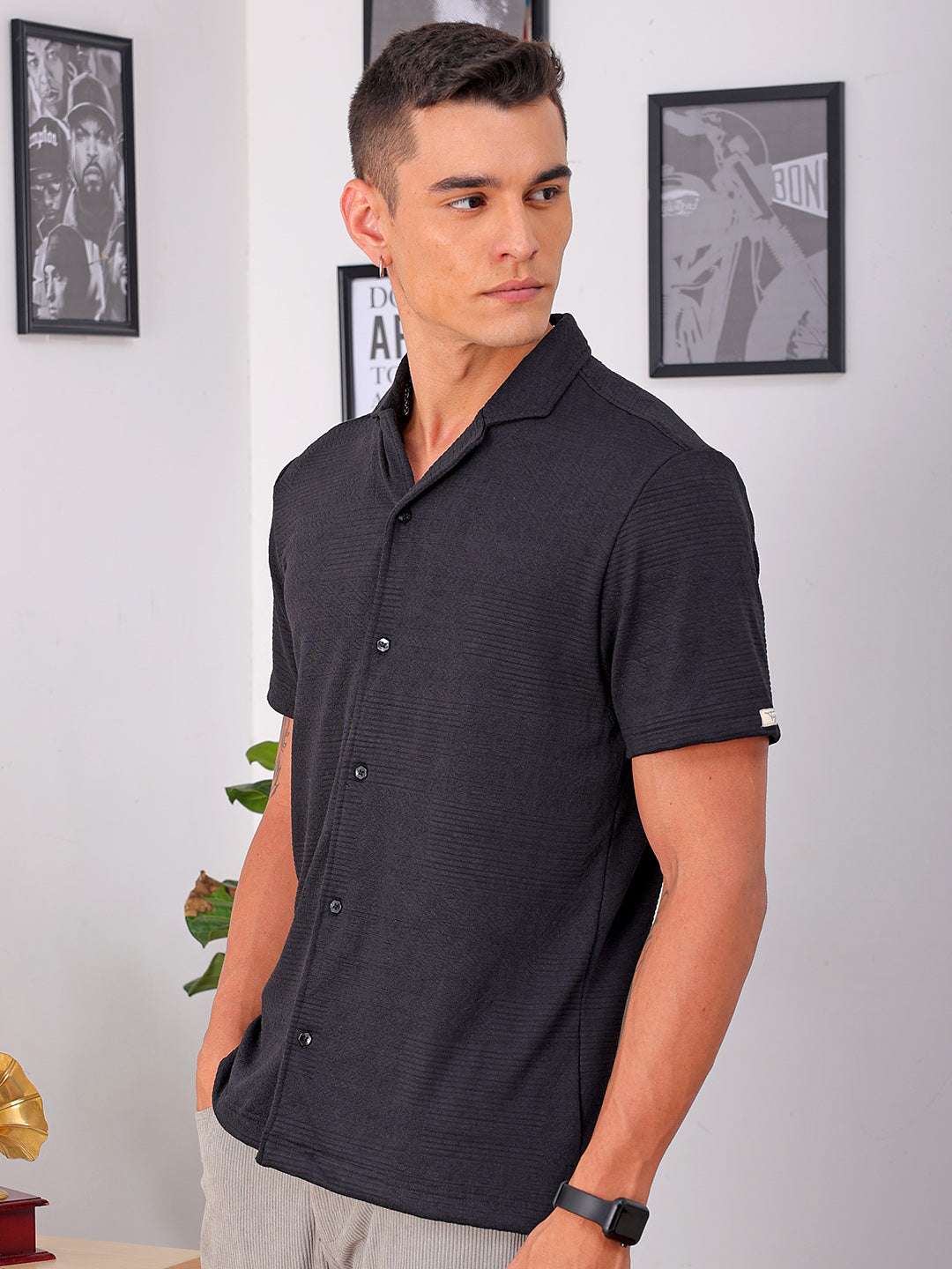 Shop Men's Black Slim Fit Solid Resortwear Shirt Online.