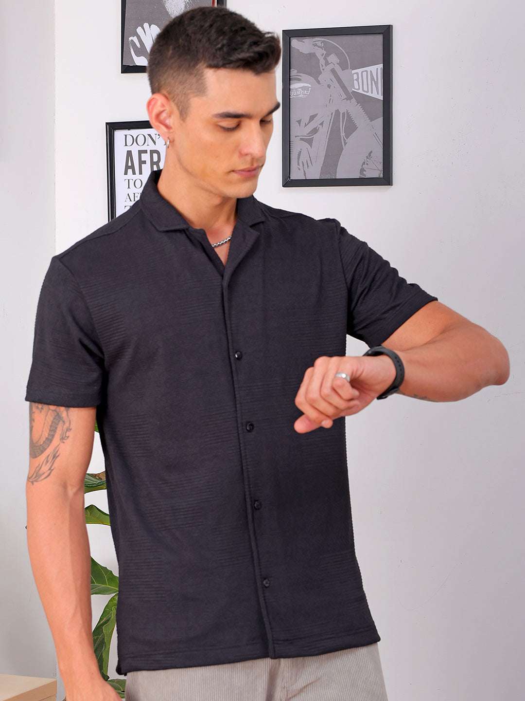 Shop Men's Black Slim Fit Solid Resortwear Shirt Online.