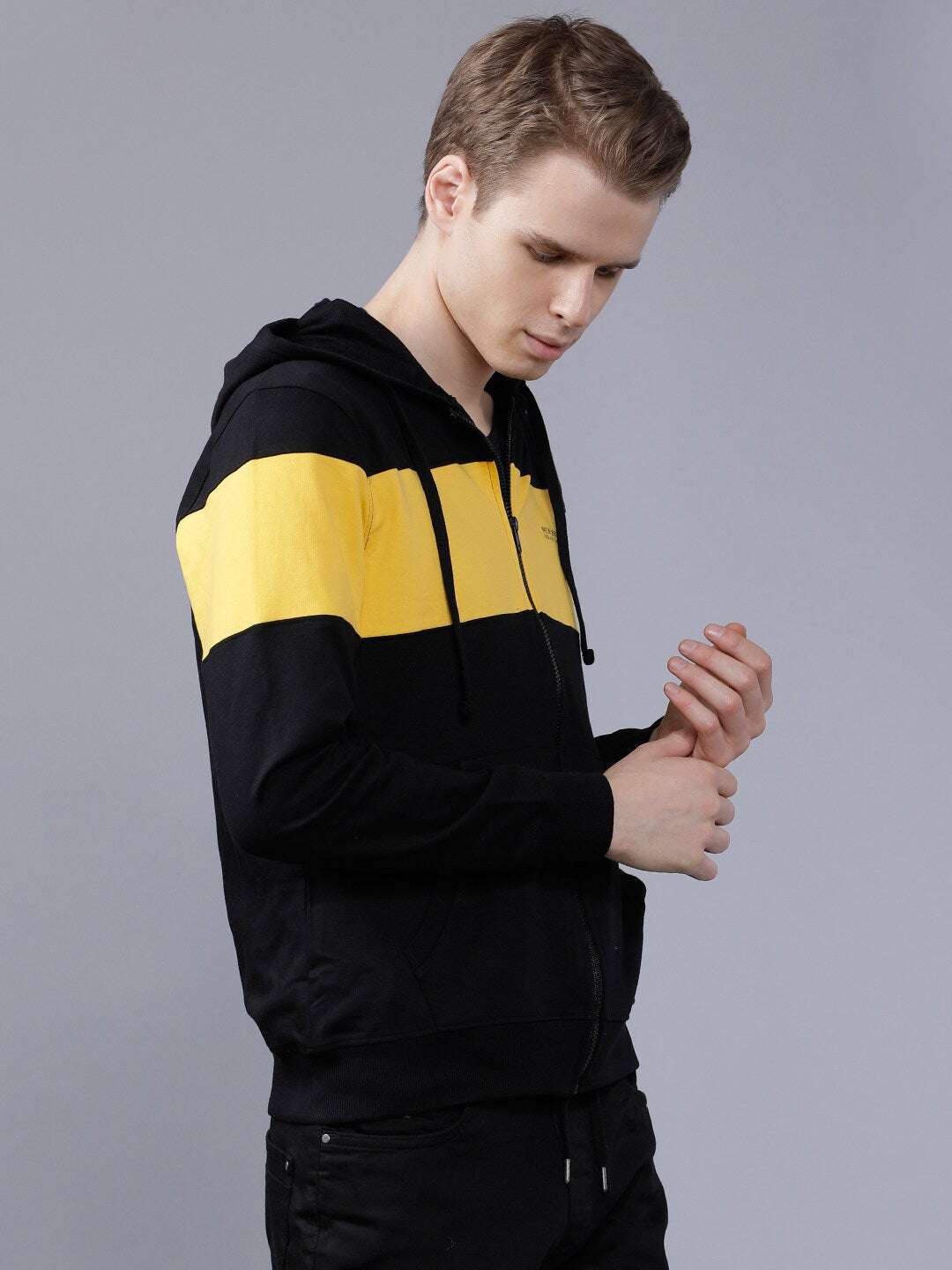 Shop Men's Colourblocked Slim Fit Sweatshirt Online.