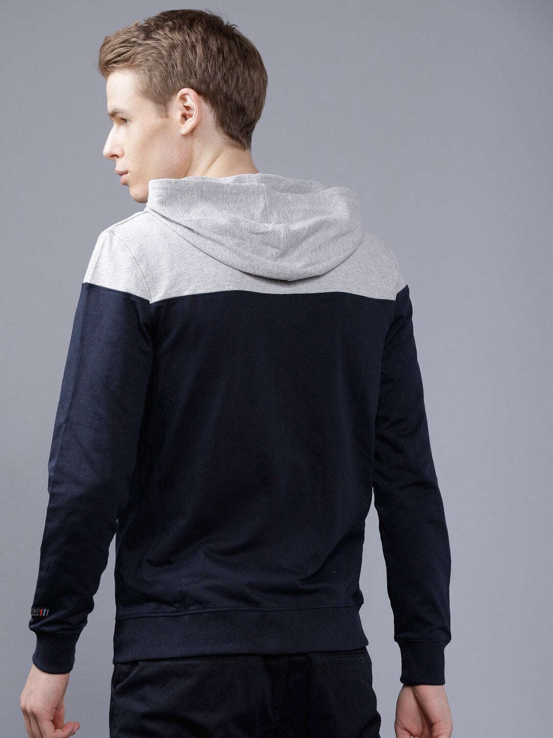 Shop Men's Colourblocked Slim Fit Sweatshirt Online.