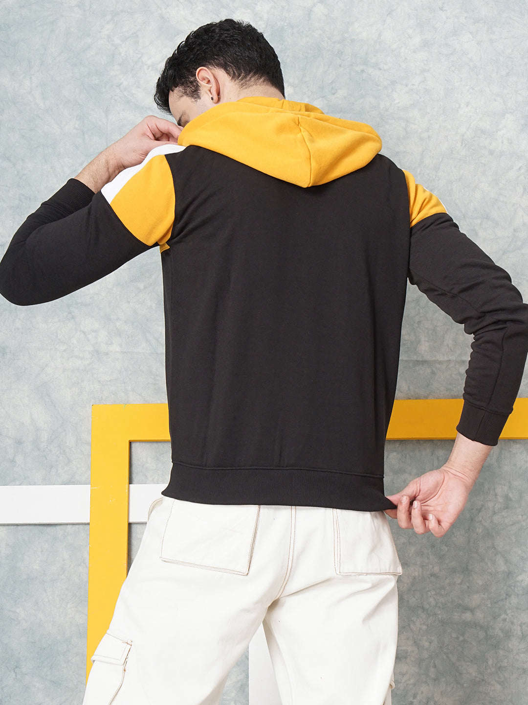 Shop Men's Colourblocked Slim Fit Sweatshirt Online.