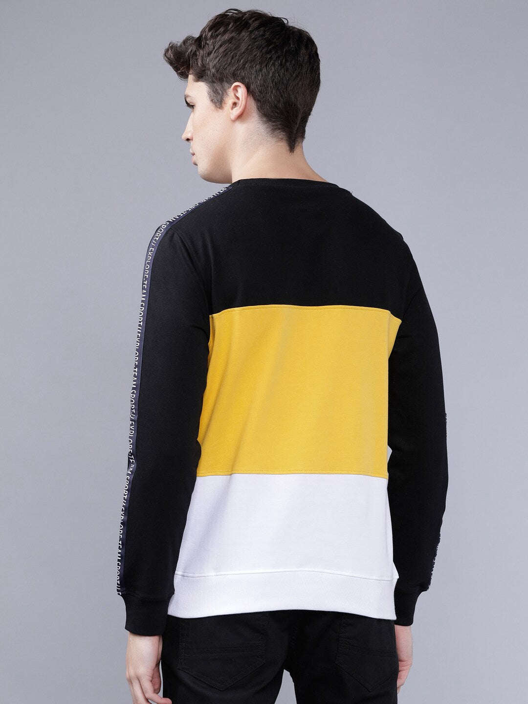 Shop Men's Colourblocked Slim Fit Sweatshirt Online.